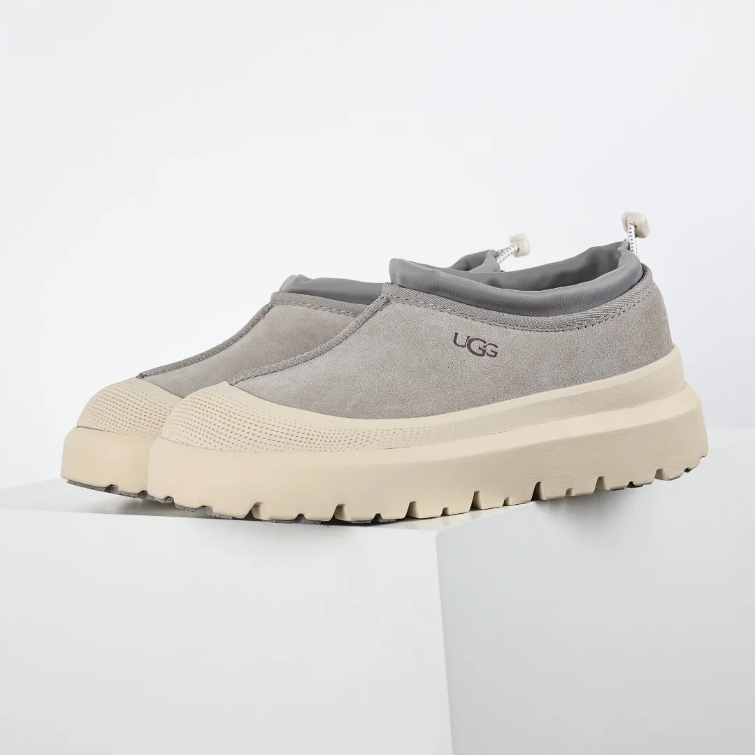 Pick up locally 💰620 Core recommendation Good price Cashmere insoles are a good choice for keeping warm in winter and at home. In the new year, uug launched a series of styles, which are partially geared towards the preferences of young consumers and are also at the forefront of fashion trends. Shoe body material Water-repellent coated suede upper 17mm UGGPURE™ implanted wool insole Lightweight non-slip comfortable rubber outsole With brand LOGO Trademark Comes with a full set of packaging Size: 40 41 42 43 44
